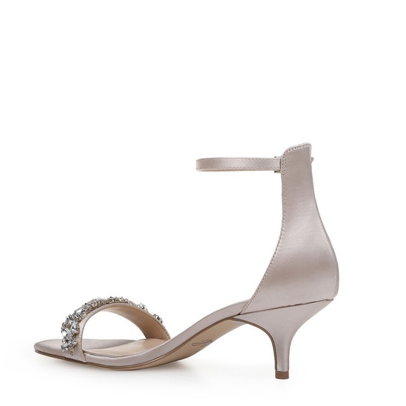 Badgley Mischka Jewel
Dash Ankle Strap Kitten
Heel women size 6 new with box - Picture 3 of 16